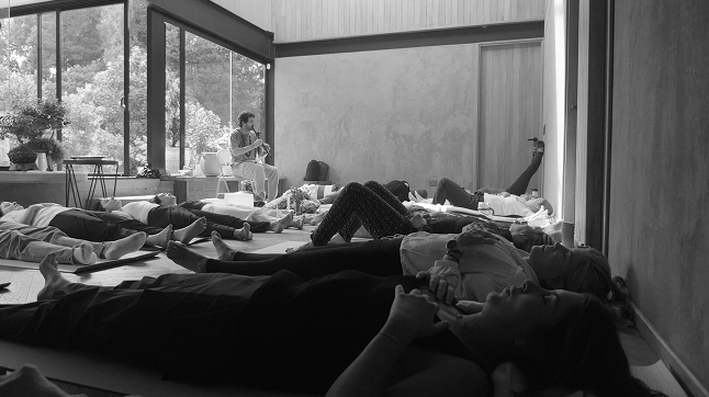 Fotografia de mujeres acostadas