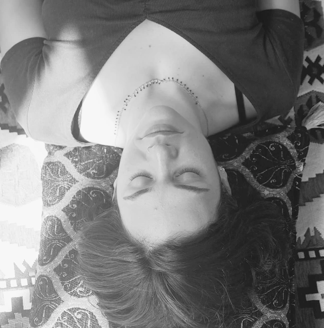 Fotografia de mujer acostada