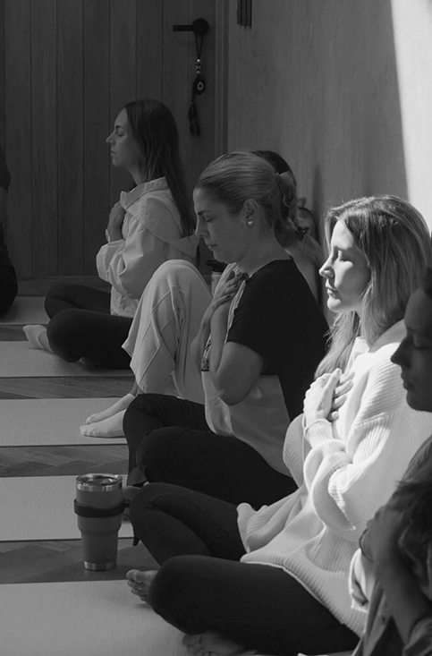 Mujeres meditando